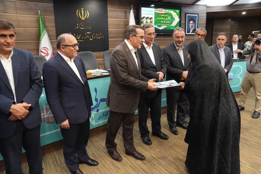 با حضور معاون رئیس‌جمهور و استاندار آذربایجان‌غربی؛ تجلیل از همسران و والدین شهدای کارمند آذربایجان‌غربی