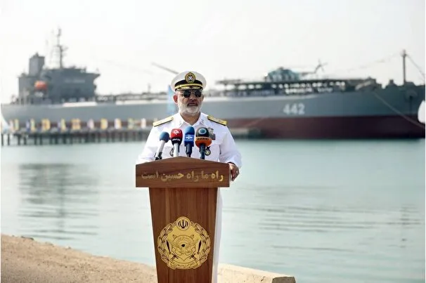 ⚓ ایستاده در طوفان؛ دریادار ایرانی: دشمن در محاسبه قدرت نیروی دریایی دچار اشتباه است