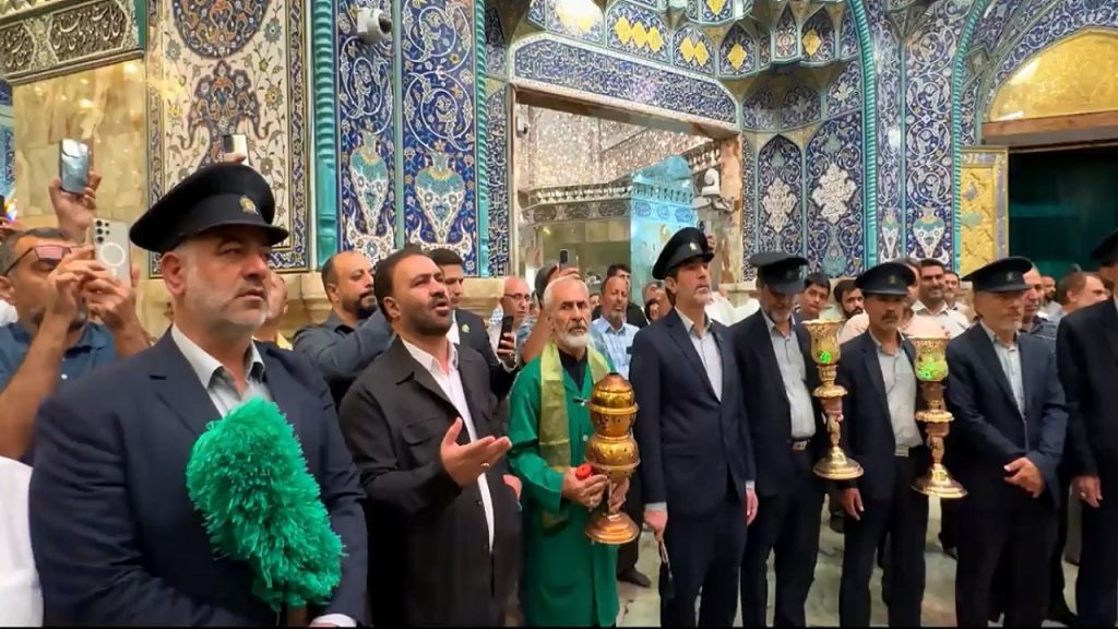 خطبه خوانی و گل آرایی ضریح مطهر حضرت معصومه (س)به مناسبت هفدهم ربیع الاول+فیلم