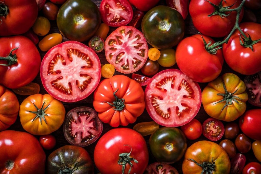 خوردن گوجه فرنگی برای این افراد ضرر دارد؛ ۵ عارضه و نکته مهم که حتماً بدانید
