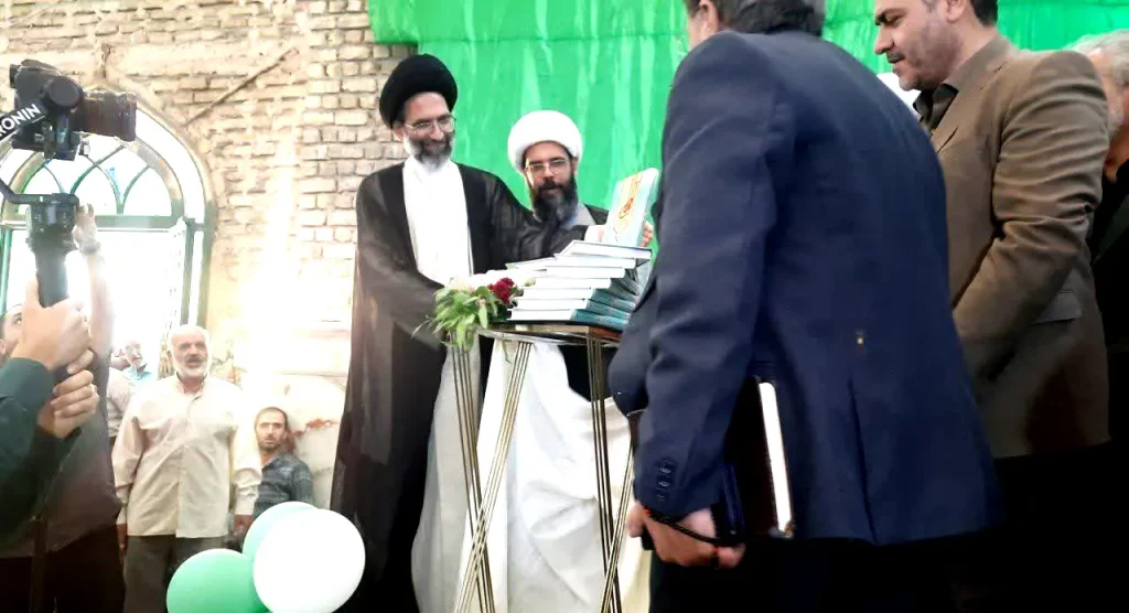 همزمان با هفته وقف آیین رونمایی از کتاب آل مطهر برگزار شد