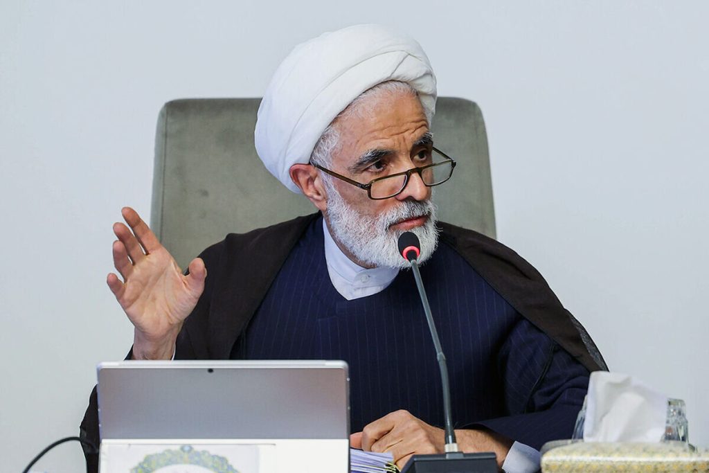 حاشیه‌سازی برخی مختص پزشکیان نیست؛ به قالیباف، قوه قضا و شورای نگهبان هم توهین می‌کنند/ فردی با لباس پیامبر و به نام حزب‌الله می‌گوید بمب اتم بسازیم!