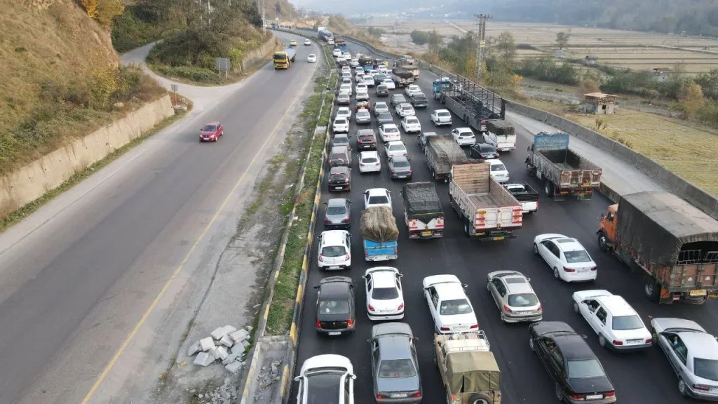 ترافیک سنگین در محور چالوس و آزادراه‌های منتهی به تهران