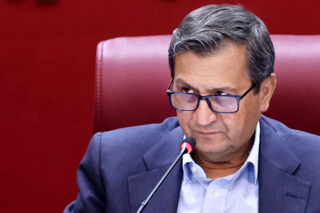 همتی: اجازه نمی‌دهیم مشاغل کاذب ارزی در کشور ایجاد شود/ ۵۰۰ میلیون دلار دیگر در بازار ارز عرضه می‌کنیم