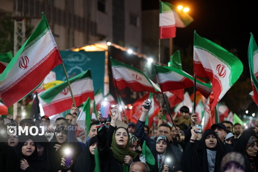 تا وقتی تهدید خارجی و فتنه داخلی هست، مردم در میدان می‌مانند
