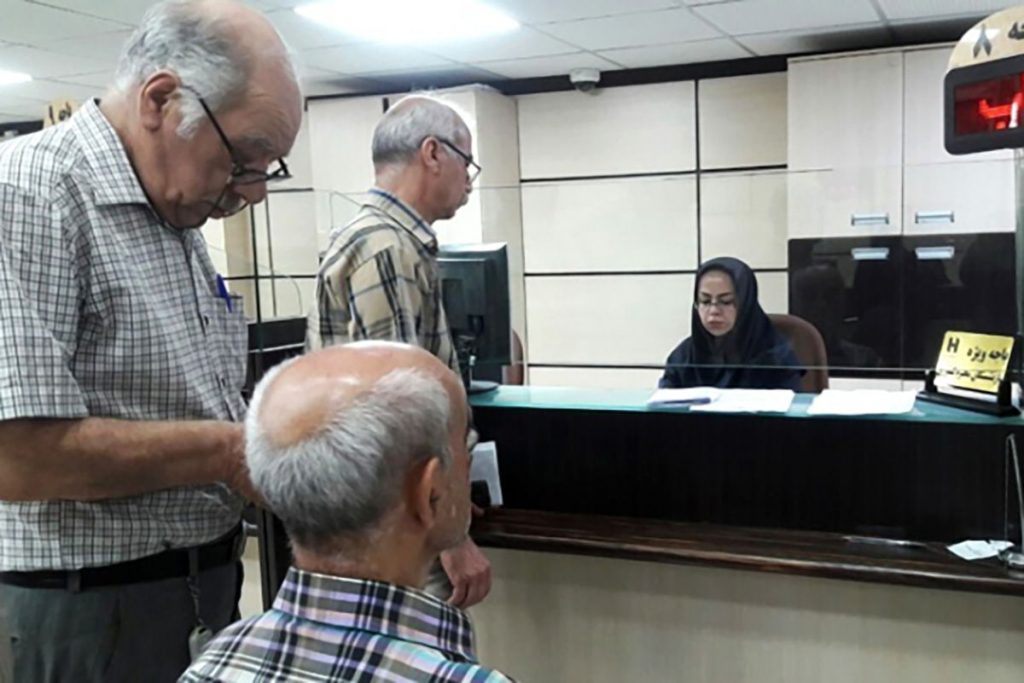 بازنشستگان غافلگیر شدند/ ماجرای کسر 3 میلیون تومان از حقوق برخی افراد چیست؟