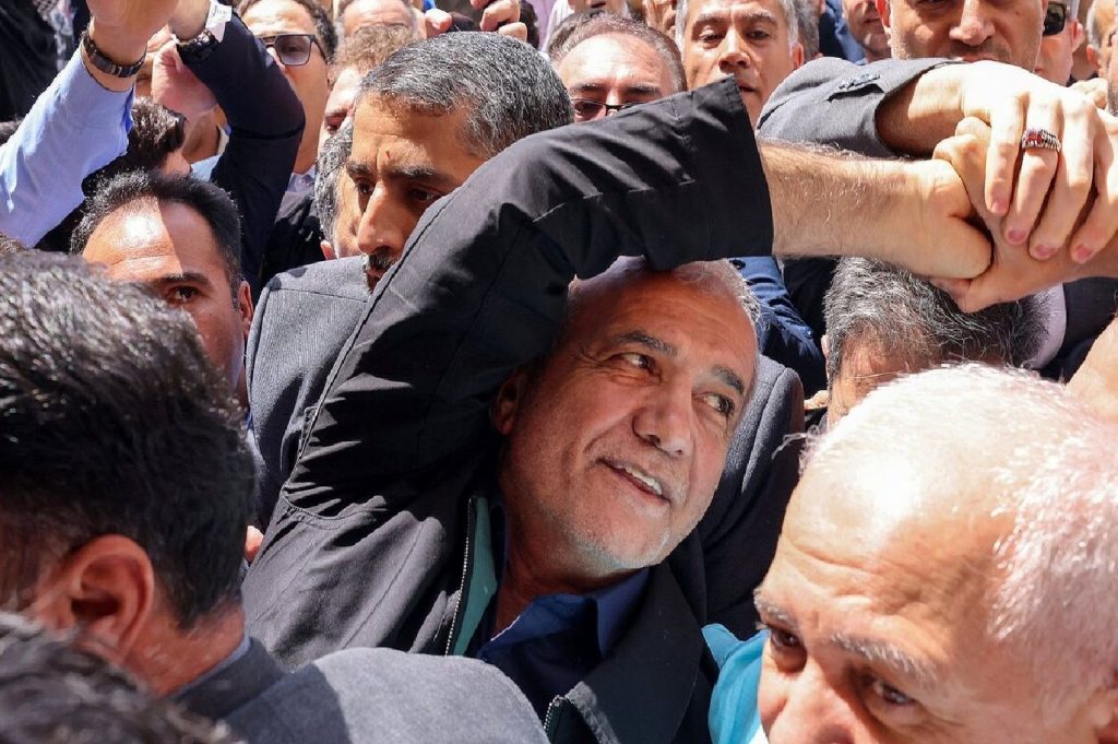 صراحت پزشکیان مزیتی کمیاب است اما.../ درد را بگو، نسخه را هم روی میز بگذار