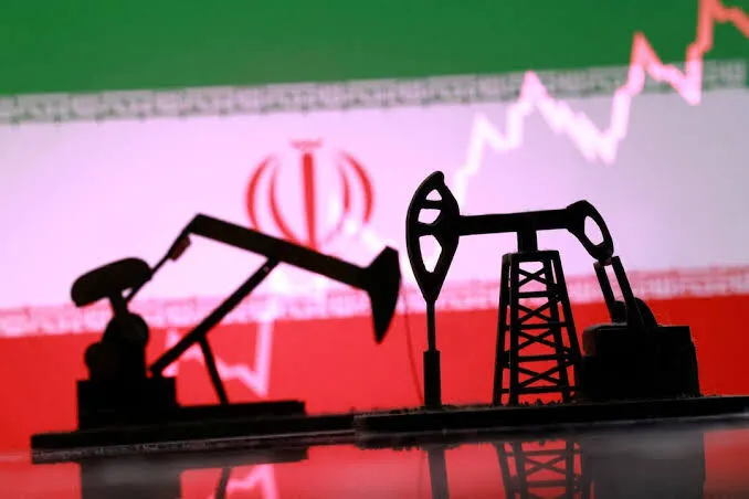 راهکار عجیب روزنامه اطلاعات برای جلوگیری از افزایش قیمت بنزین / سهمیه بنزین را در این روز‌ها کاهش دهید