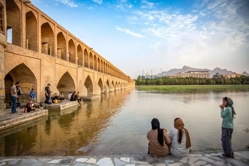 زاینده‌رود چگونه به این روز افتاد؟ روایت دستکاری‌های بی‌پایان در شاهرگ اصفهان