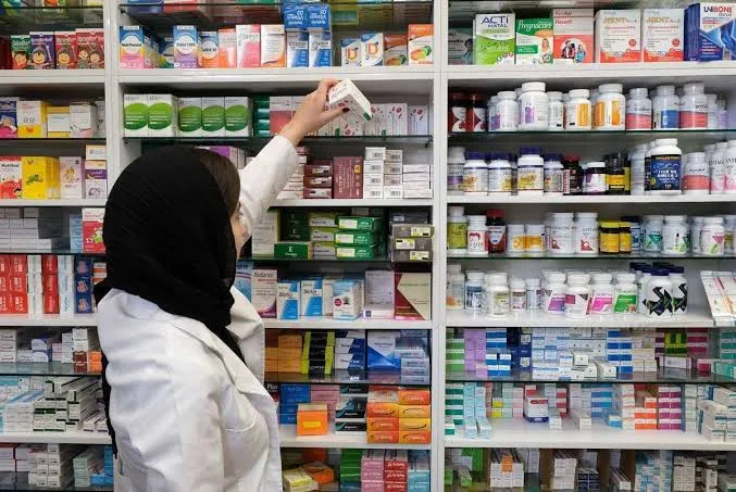 بحران نقدینگی در داروخانه‌های تهران؛ معوقات ۲۰ هزار میلیارد تومانی بیمه‌ها و خطر تعطیلی