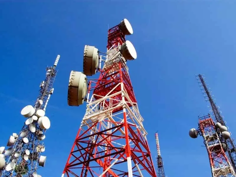 تشکری هاشمی: باید به سمت حذف دکل‌های بزرگ BTS در تهران برویم/ حدود ۶۰ درصد دکل‌ها فاقد مجوز هستند