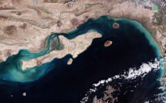 از سرگیری جنگ در تنگه هرمز؟ / مقام آمریکایی به الجزیره: به جنوب ایران حمله کردیم / تهران: متجاوز تنبیه خواهد شد
