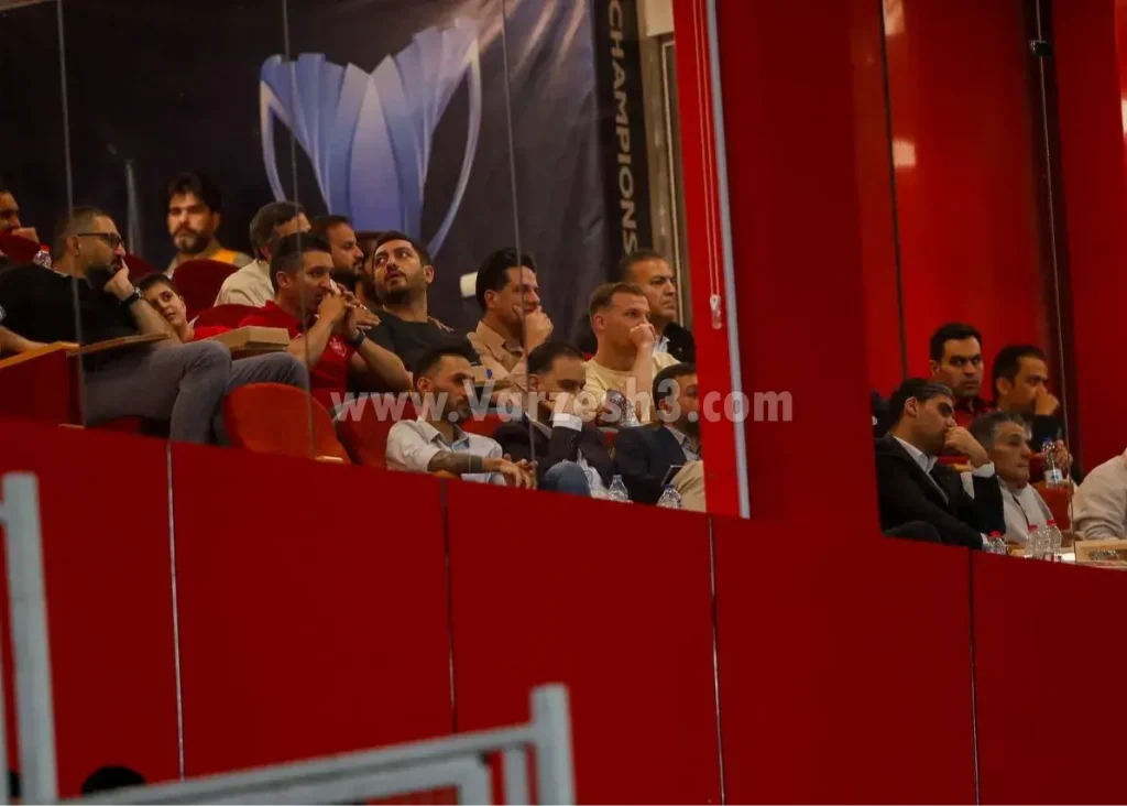 هیاهوی جایگاه ویژه با ورود محبوب پرسپولیسی‌ها؛/ گرا تشویق پیام صادقیان را به خودش گرفت!(عکس)