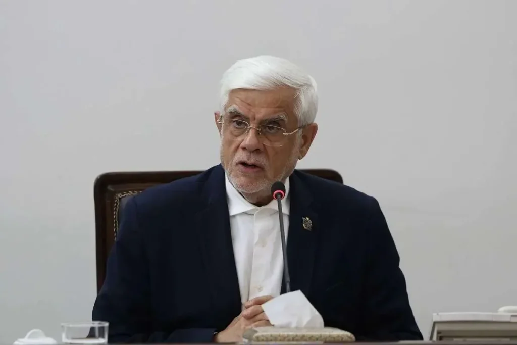 عارف: بنزین ۱۰ هزار تومانی قرار بود در دهه نخست اسفند اجرایی شود/ بنزین وارداتی به‌صورت تدریجی و با اصلاح قیمت، آزادسازی خواهد شد