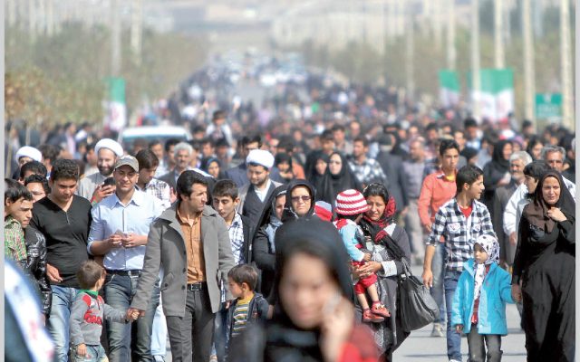 چرا نمیتوانیم از زندگی لاکچری دیگران چشم برداریم؟