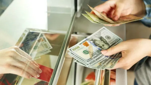 ممنوعیت جدید برای دارندگان ارز مسافری / چه کسانی مشمول این قانون هستند؟