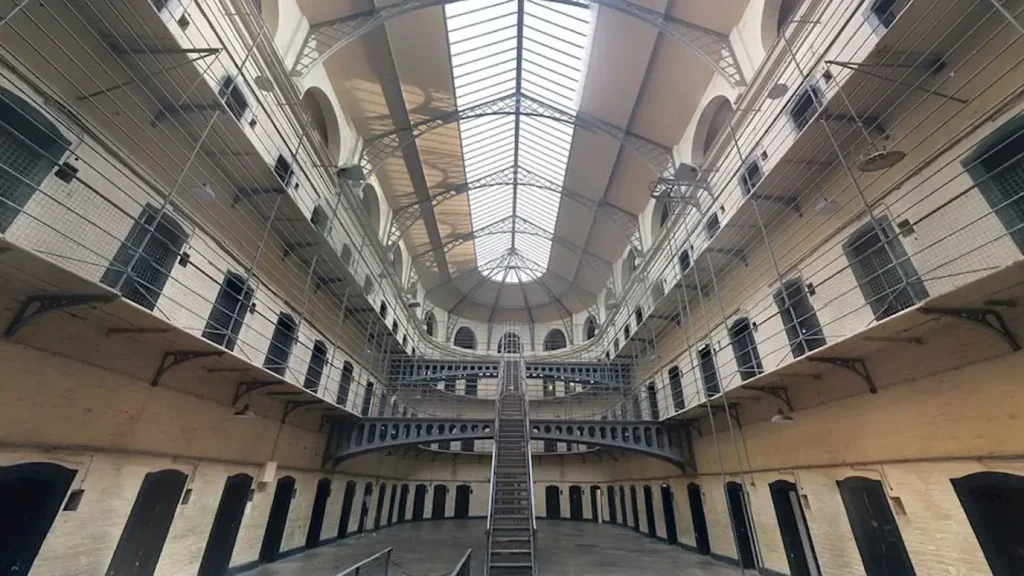 راهکار‌های پرخطر دولت انگلیس برای فرار از بحران ازدحام زندان‌ها
