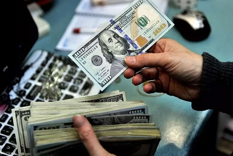 چرا دلار دوباره جهش کرد؟ / از عبور از مرز ۲۰۰ هزار تومان تا رکورد ۲۱۷ هزار تومانی