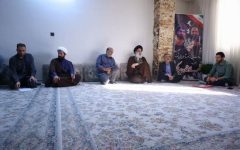 دیدار نماینده ولی‌فقیه در استان البرز با خانواده شهدای جنگ رمضان در محمدشهر کرج