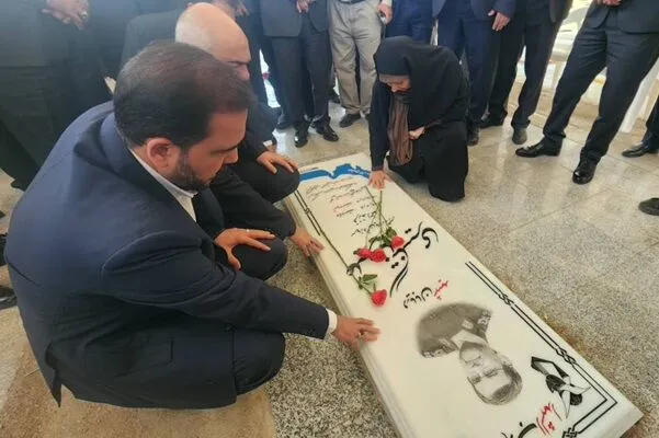 ادای احترام وزیر راه و شهرسازی به مقام والای شهید تنگسیری در آبادان