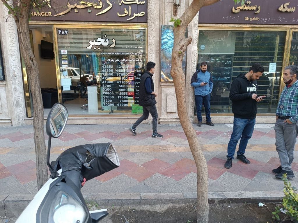 ۲ میلیارد دلار برای نجات بازار ارز | دلار عقب‌نشینی می‌کند؟