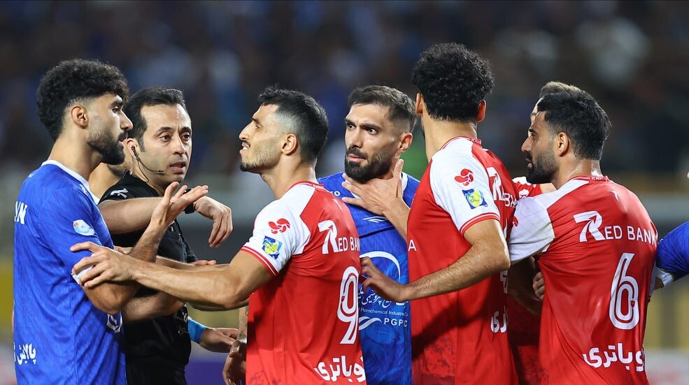 بازیکن پرسپولیس در۳صحنه باید اخراج میشد؟ | تصاویر جنجالی درگیری آقاسی و کنعانی؛ خشم استقلال از داوری دربی ۱۰۷
