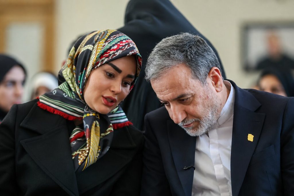 تصویری جدید از عباس عراقچی در کنار همسرش