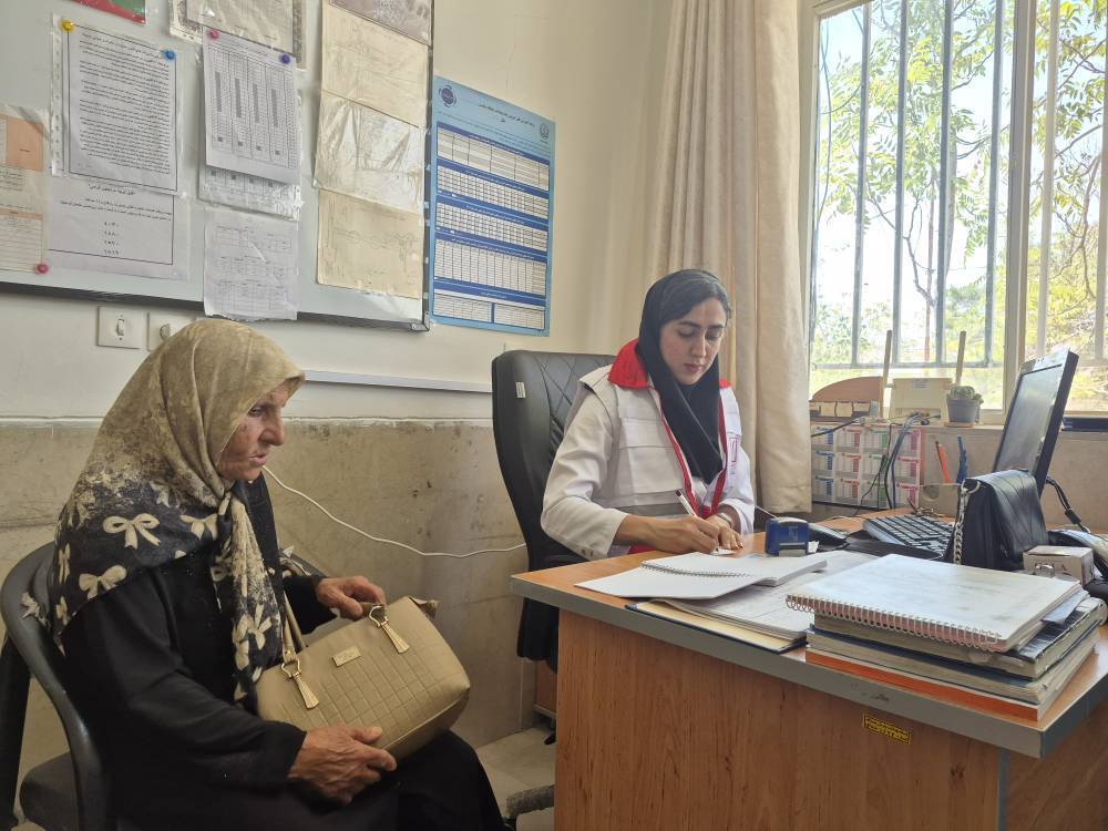 بهره‌مندی از خدمات کاروان سلامت در روستای نعیم آباد پاسارگاد