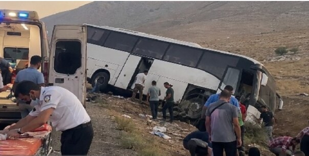تصادف اتوبوس در جاده گچساران؛ مصدوم شدن ۴۴ نفر