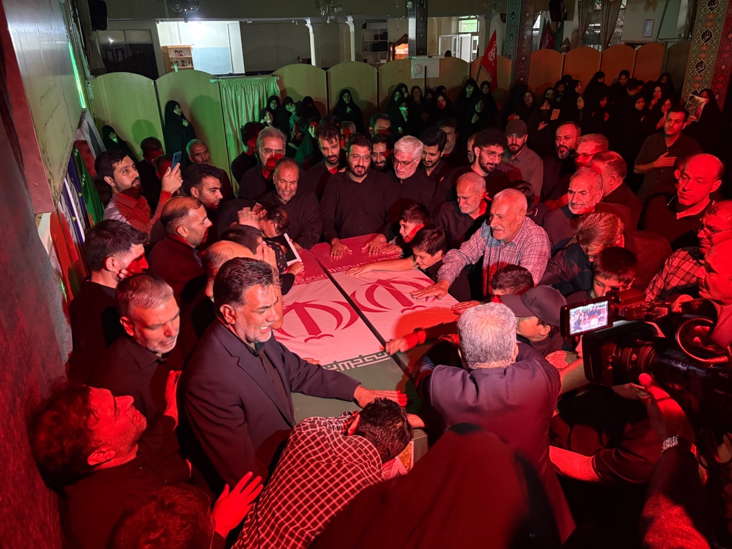 آیین وداع و تشییع پیکر پرچمداران سنگر خیابان در بولوار وکیل‌آباد مشهد برگزار شد+فیلم