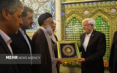 یادبود حرم حضرت معصومه (س) به معاون اول رئیس‌جمهور اهدا شد