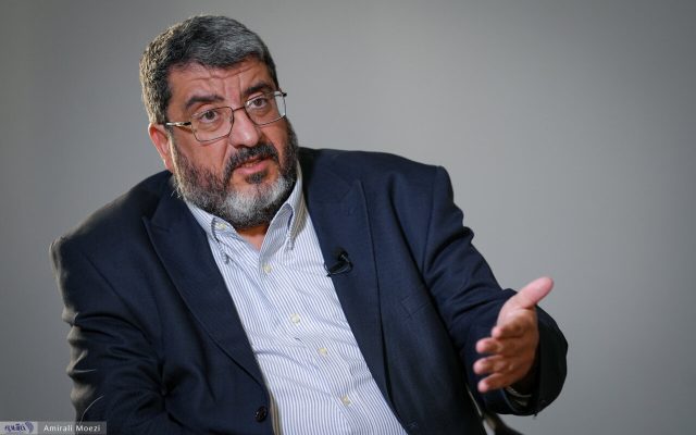 محسن رضایی لباس عوض کند یا فواد ایزدی؟ / رضایی در جبهه بود شما ۲۴ سال در آمریکا!