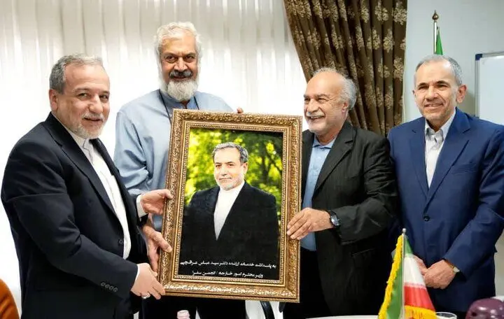 تجلیل انجمن سفرای پیشین جمهوری اسلامی ایران از وزیر امور خارجه