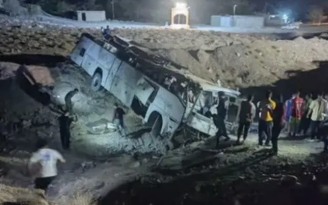 ۱۶ مصدوم در پی واژگونی اتوبوس کارگران معدن «همکار» راور