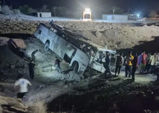 ۱۶ مصدوم در پی واژگونی اتوبوس کارگران معدن «همکار» راور