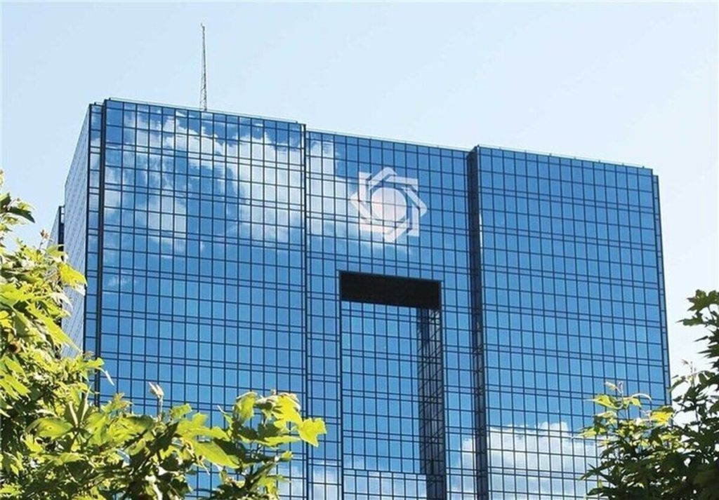انتقاد کیهان از سانسور اسامی بانک‌های اخلالگر ارزی / مگر بانک مرکزی در این تخلفات ذینفع است که افراد را معرفی نمی کند؟