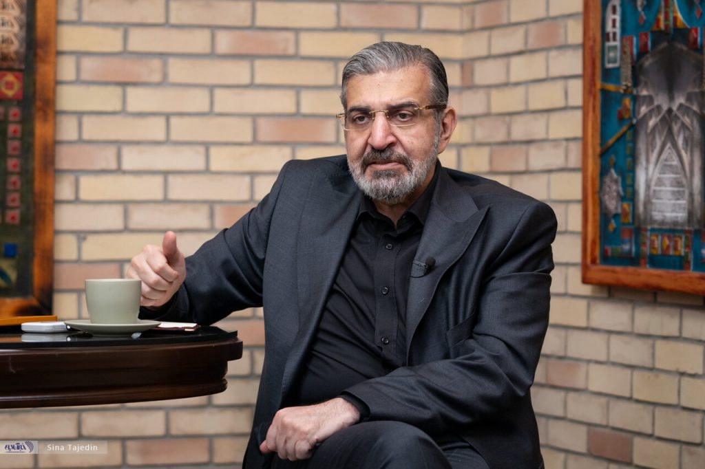 صادق خرازی: پزشکیان گلیم نخ‌نمای فرش عشرت‌خانه را بیرون کشیده است/ در میان رؤسای‌جمهور، مظلوم‌تر و صبورتر از او نداشته و نداریم