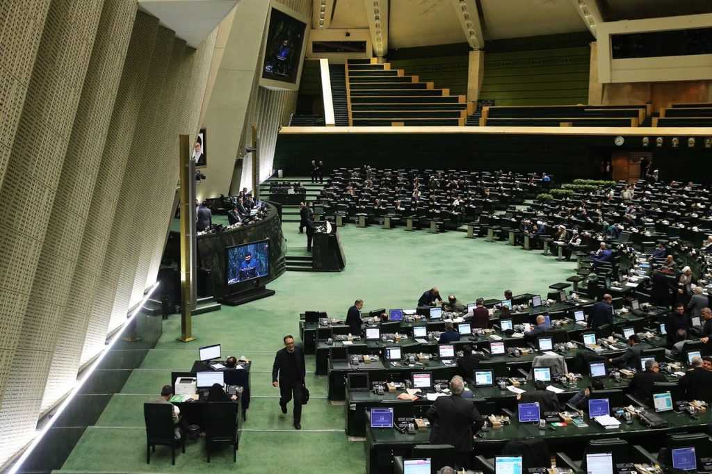 انتقاد روزنامه اصولگرا از نمایندگان تندرو مجلس: وحدتشکنان مشغول کارند!