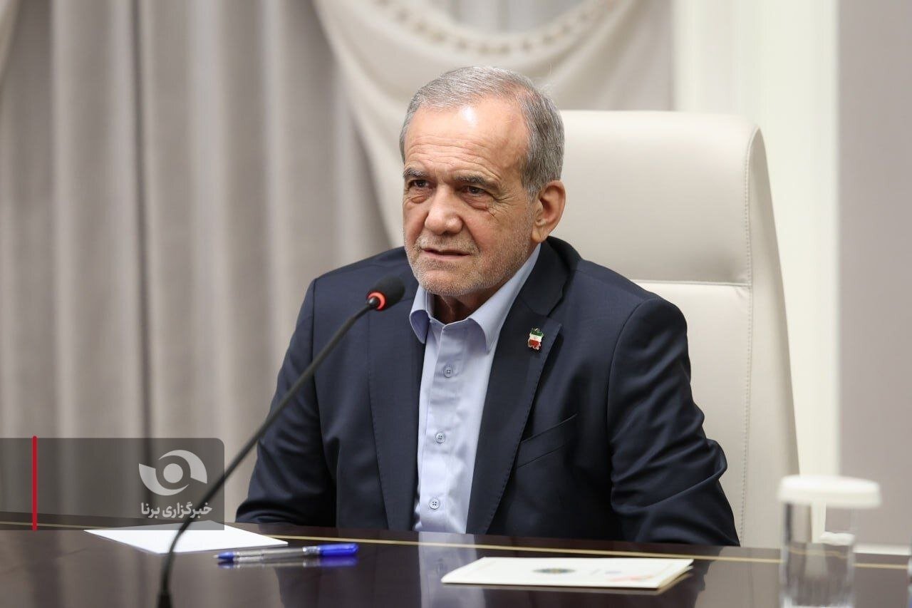 پزشکیان: گاهی تصور میکنیم باید یک نفر دستور بدهد و دیگران اطاعت کنند، اما با این روش کار را خراب میکنیم/ نباید اندیشه را به زنجیر بکشیم