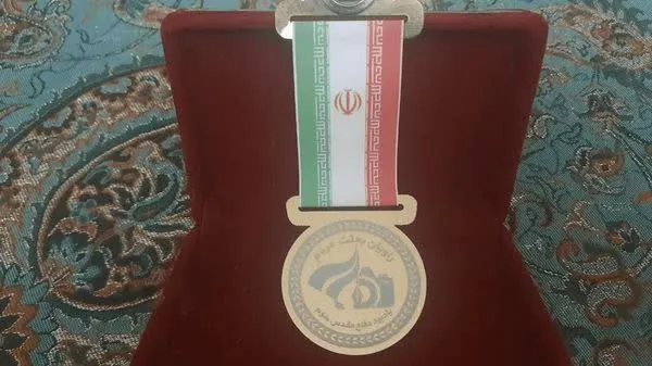 رونمایی از نخستین نشان «راویان بعثت مردم» در تبریز