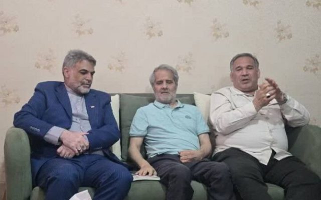 از کوچه‌های خرمشهر تا سنگر اقتصاد/دیدار رئیس و سخنگوی کمیسیون اقتصادی مجلس با سید صالح موسوی، قهرمان خرمشهری/مسیر ایثار فراموش‌شدنی نیست
