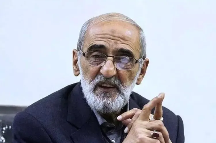 حمله تند شریعتمداری به خاتمی و روحانی؛ صلح شرافتمندانه یا تسلیم بی‌شرفانه و ذلیلانه