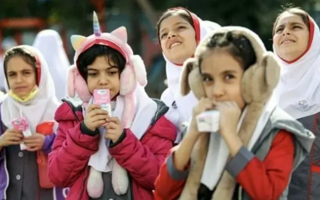 خبر خوش برای دانش آموزان ابتدایی / شیر رایگان دوباره به مدارس می رسد