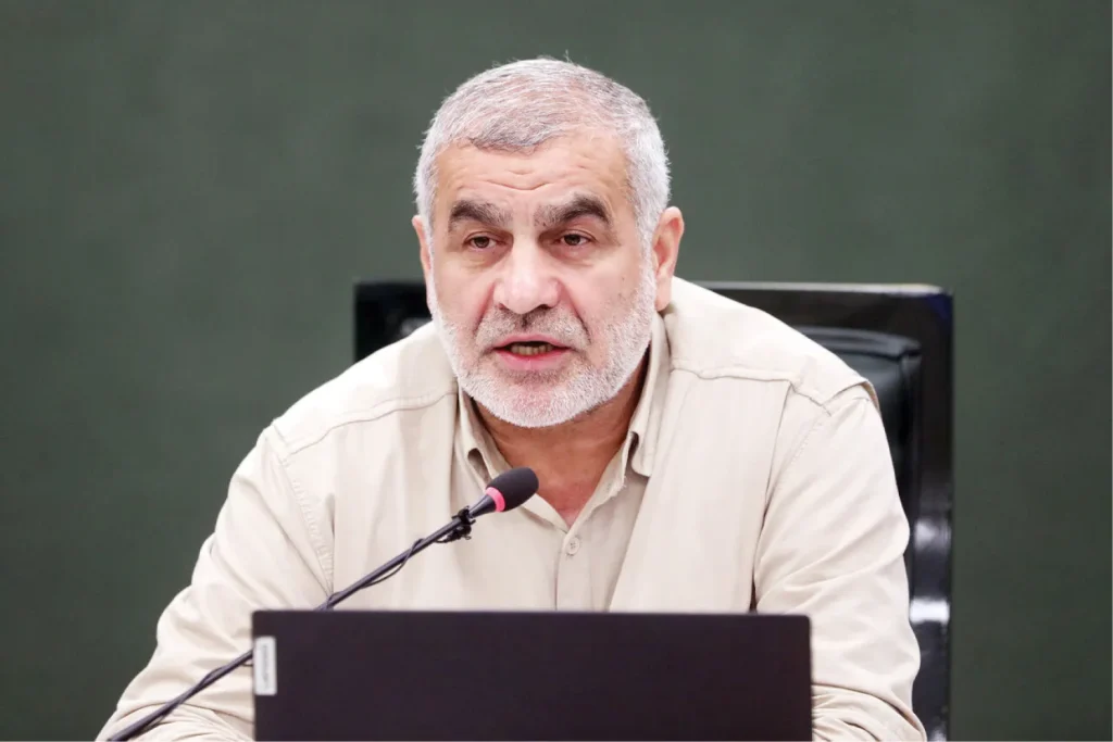 نیکزاد: پنبه بازشدن تنگه را از گوش در آورید
