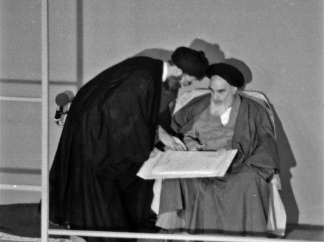امام در حکم تنفیذ آیت‌الله خامنه‌ای، چه واژه‌هایی برای نام بردن ایشان به کار گرفته است؟