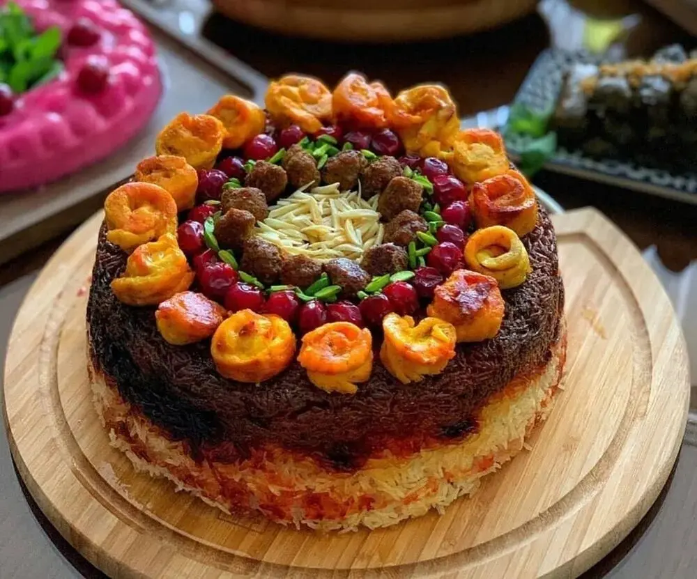 طرز تهیه ته‌چین آلبالو پلو با کوفته قلقلی
