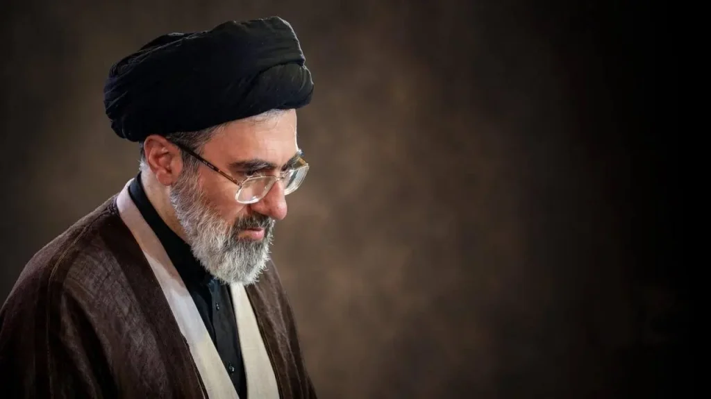 مداح سرشناس: سیدمجتبی خامنه‌ای در شب دفن رهبر شهید از ساعت ۱۲ شب تا ۷ صبح در حرم امام رضا(ع) بودند