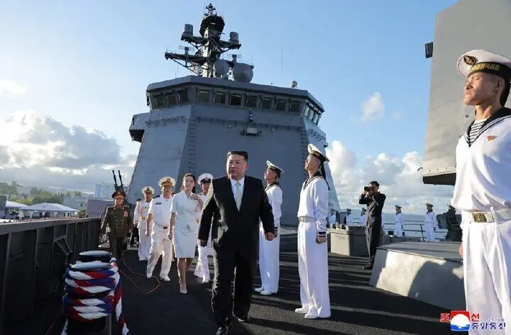 رهبر کره‌شمالی ناوشکن جدیدش را به رخ کشورهای همسایه میکشد