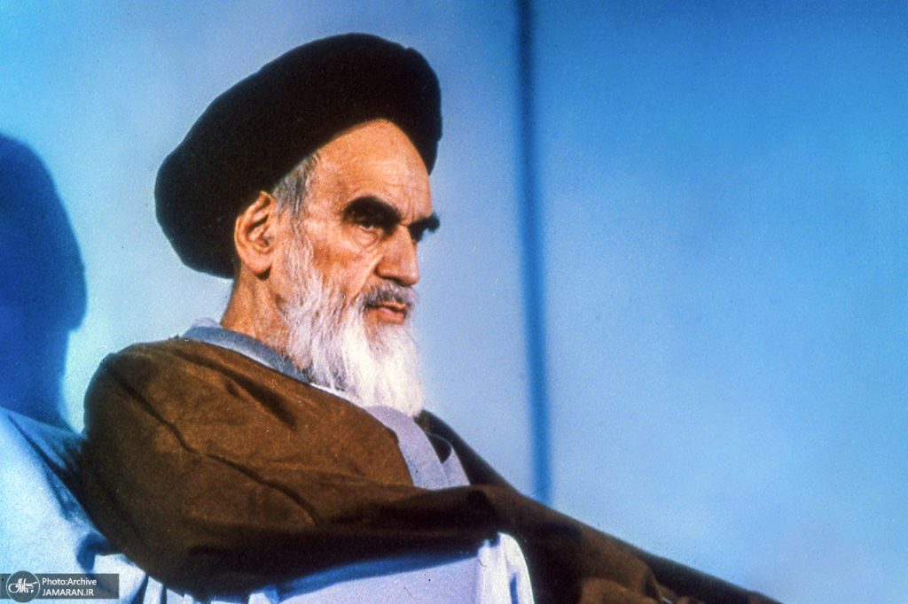 اینان از شدت یأس به جنون کشیده شده‌اند/همسران این شهدا چون کوهی مقابل حوادث ایستاده‌اند