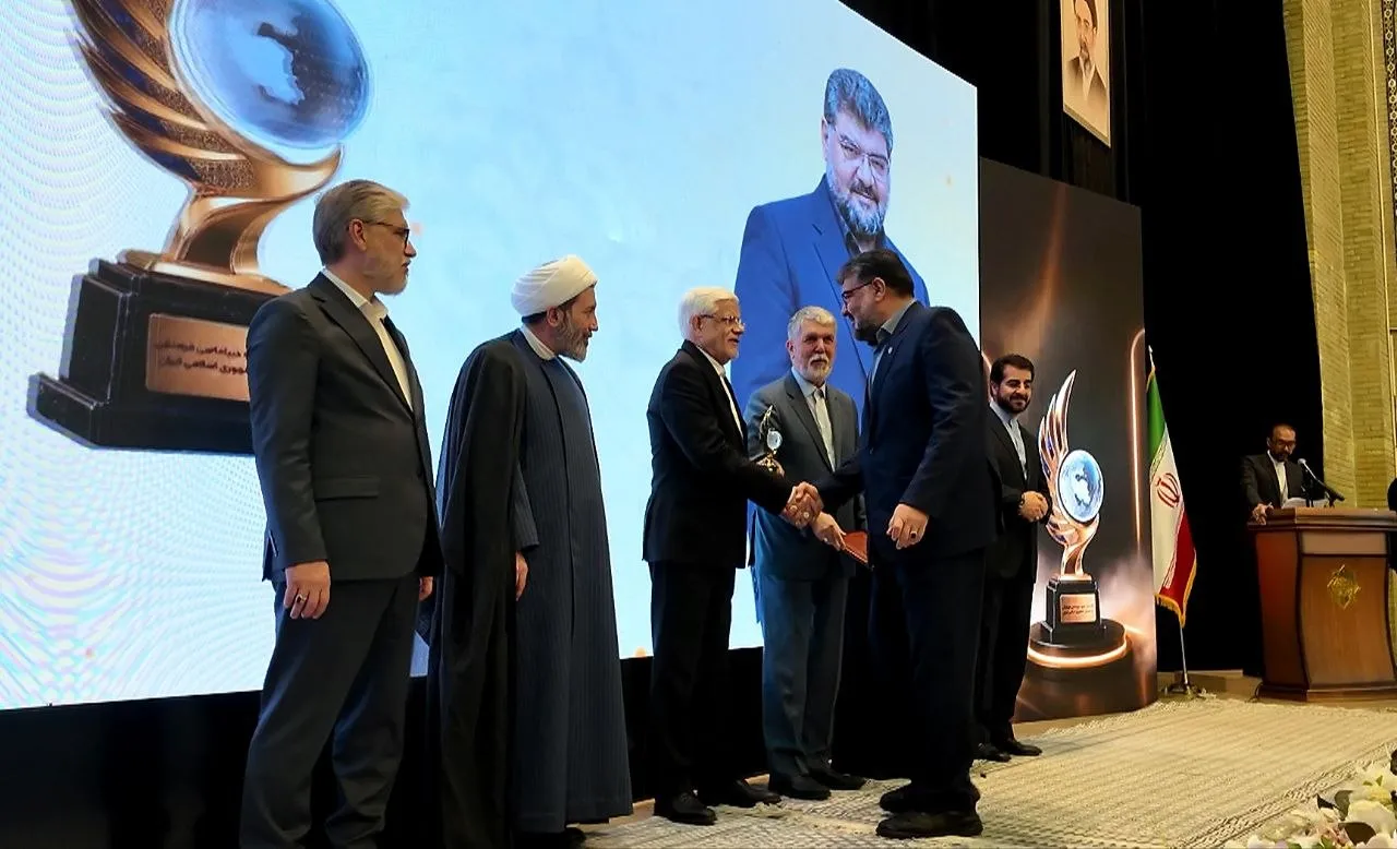 مرکز وکلا به عنوان برگزیده حوزه دیپلماسی حقوقی از سوی سازمان فرهنگ و ارتباطات اسلامی مورد تقدیر قرار گرفت